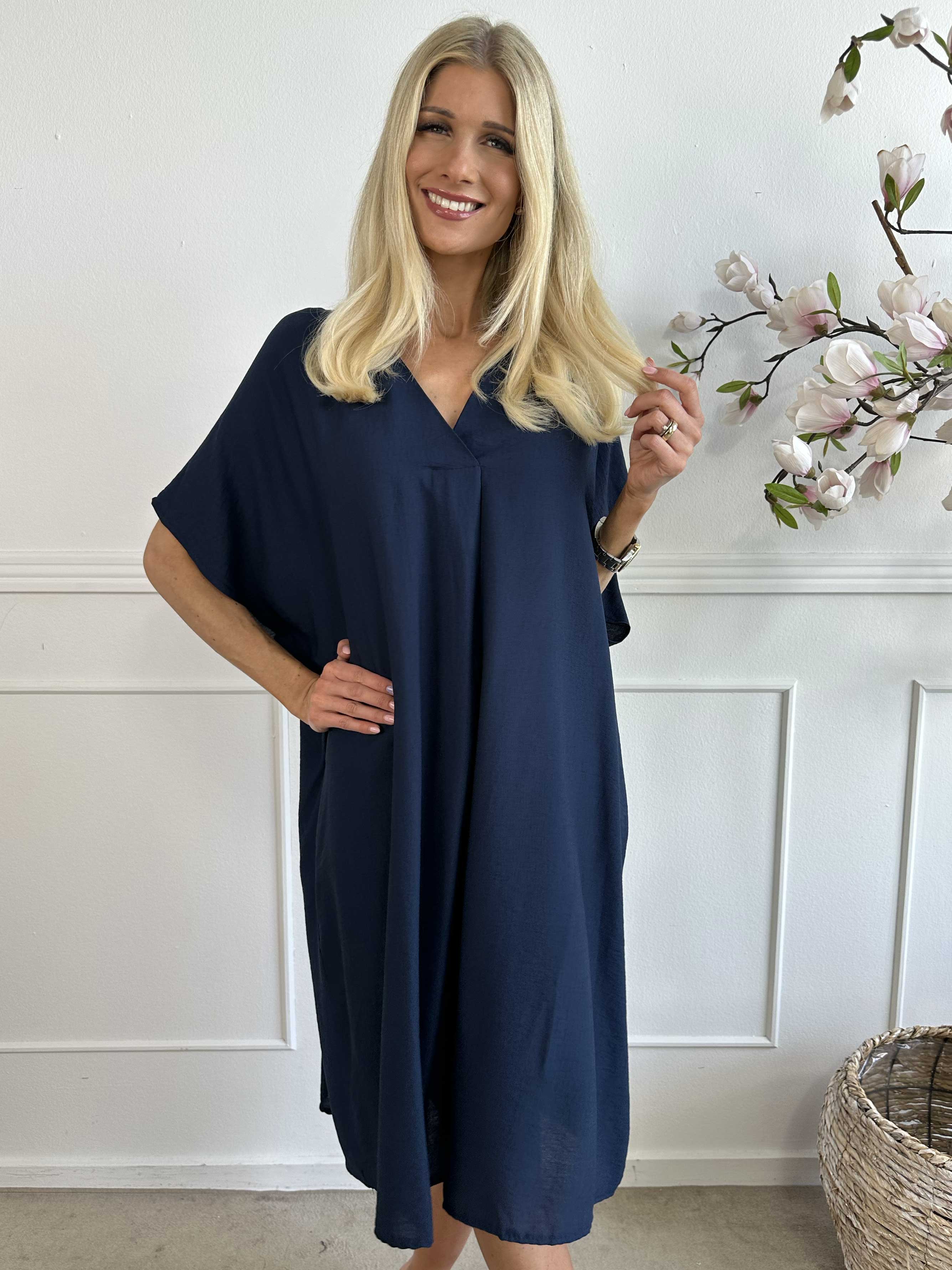 Astrid - Enkel klänning med v-ringning